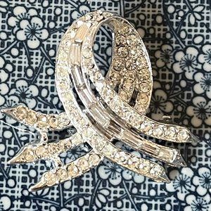 Vintage Art Deco ©TOP Silver Tone Rhodium Plated Clear Rhinestones Ribbon Brooch